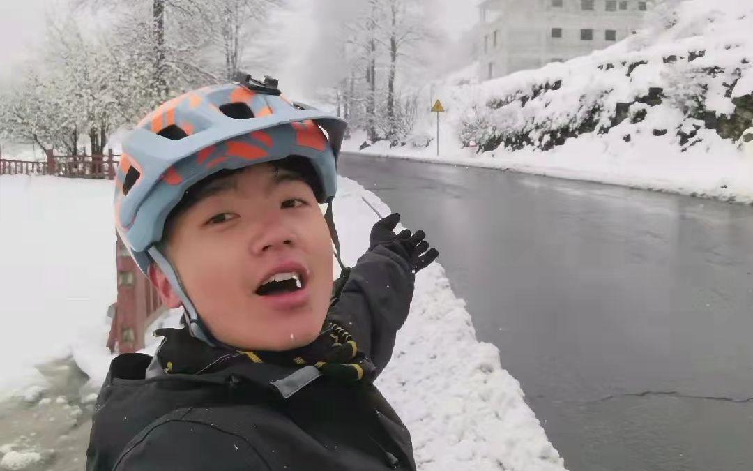 川西大雪中的骑行影像